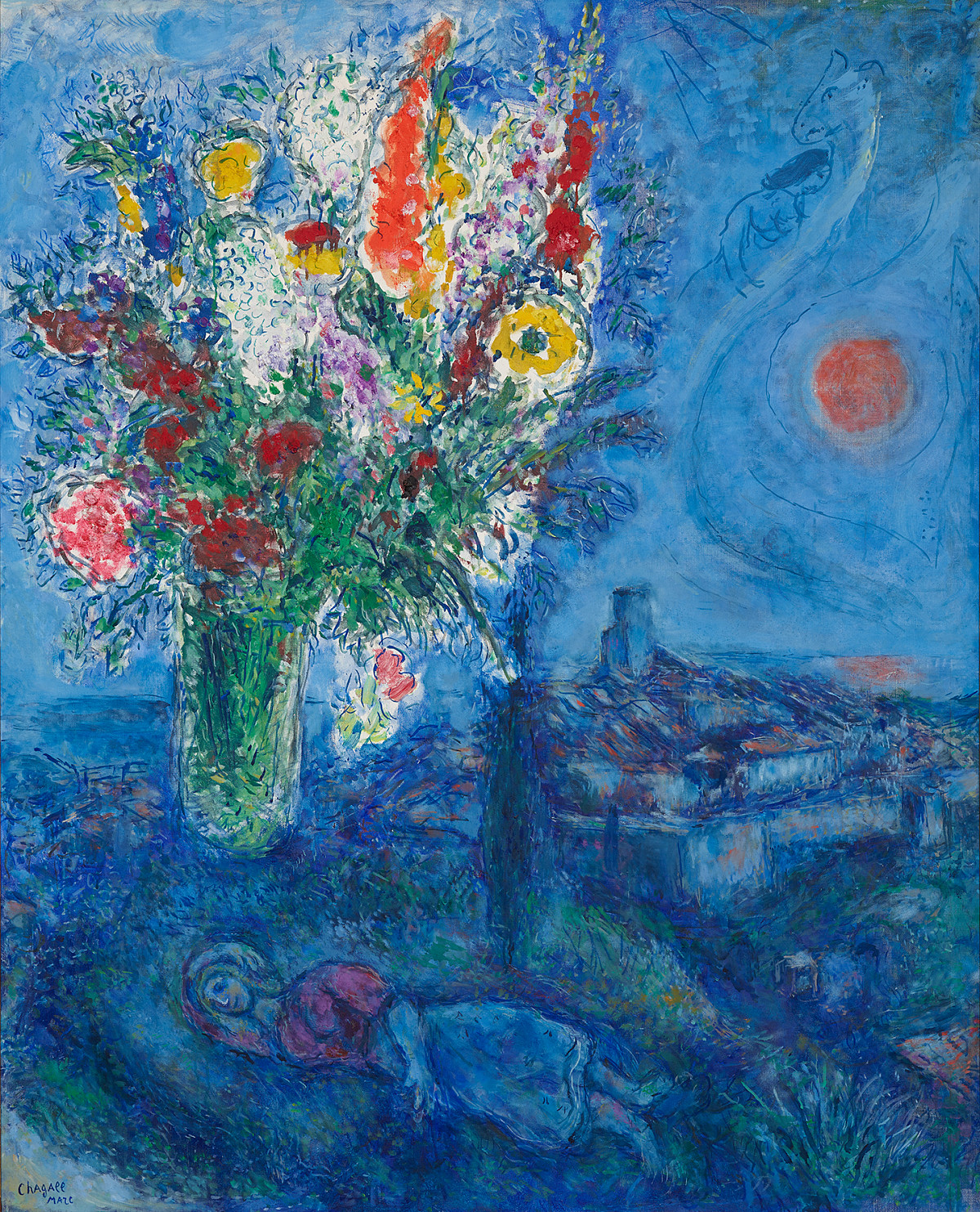 Blaues Bild: Eine liegende Figur, daneben ein bunter Blumenstrauß, im Hintergrund ein stilisiertes Gebäude. | Marc Chagall | Schlafende mit Blumen, 1972 | ALBERTINA, Wien – Sammlung Batliner © Bildrecht, Wien 2024