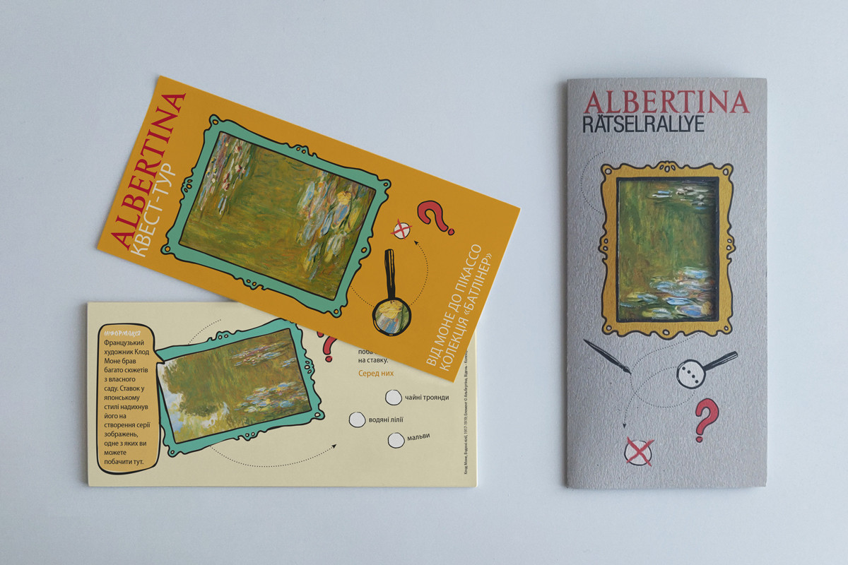 Mockup: Die Rätselrallye auf Deutsch mit grauem Cover, auf Ukrainisch in Orange. Beide verziert mit verspielten Illustrationen, wie beispielweise ein Fragezeichens und eine Lupe. In der Mitte der Covers ein gerahmter Detailausschnitt des Seerosenteichs von Monet. | Credit: Claude Monet | Der Seerosenteich (Detail), 1917-1919 | ALBERTINA, Wien – Sammlung Batliner