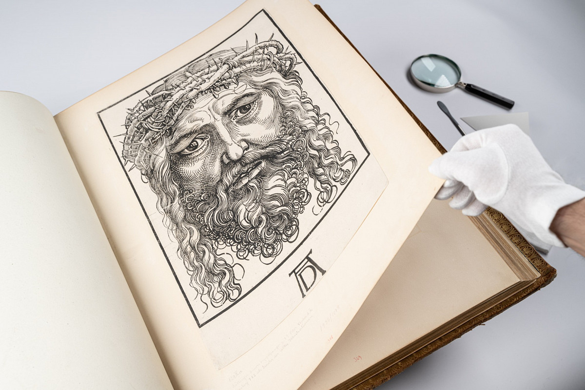 Detailaufnahme eines historischen Sammelbands mit einem Bild des dornengekrönten Haupt Christi von Sebald Beham.