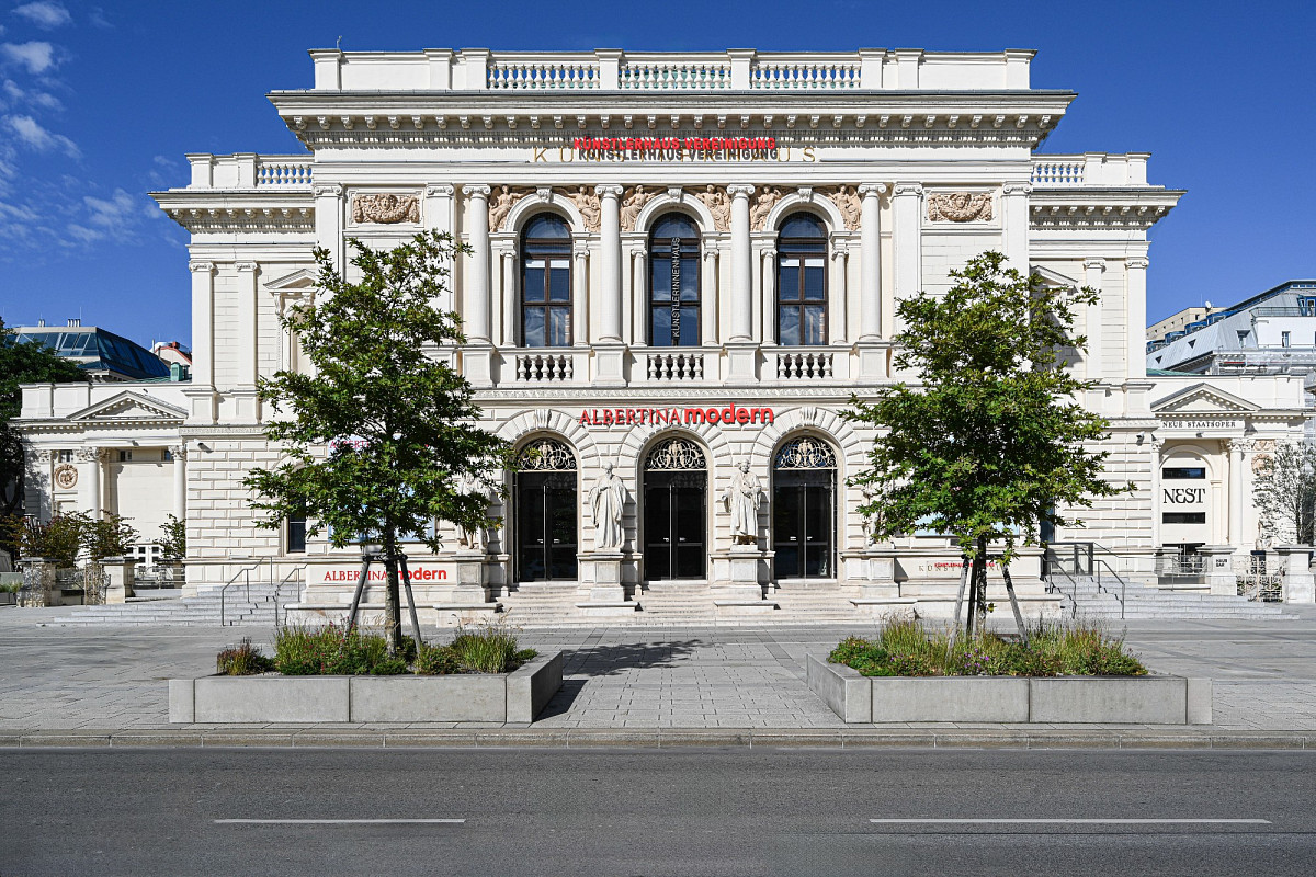 Front view of the neoclassical ALBERTINA MODERN building with statues, columns and exhibition posters | © ALBERTINA, Vienna. Photo: Daniel Antalfi
