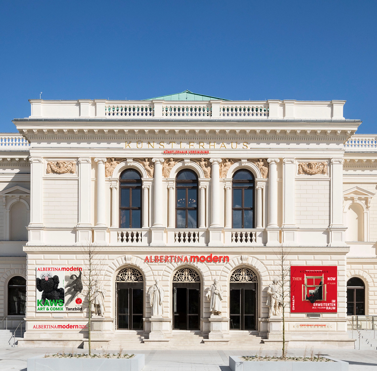 Ein Foto der Außenansicht der ALBERTINA MODERN mit den aktuellen Ausstellungen des Hauses | Foto (Mockup) © Rupert Steiner