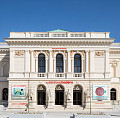 Ein Mockup der Außenansicht des ALBERTINA MODERN Gebäudes mit den Werbebannern der aktuell gezeigten Ausstellungen | Foto © Ruprecht Steiner