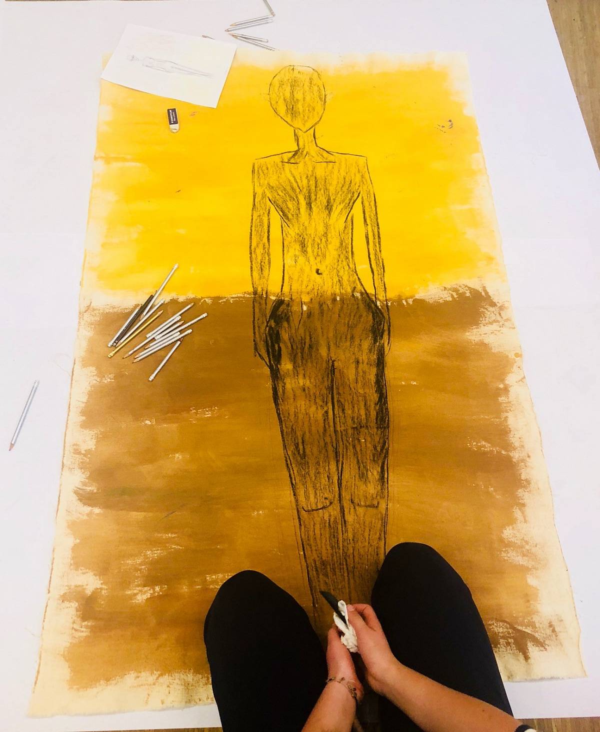 Großformatige Zeichnung in Gelb-Braun