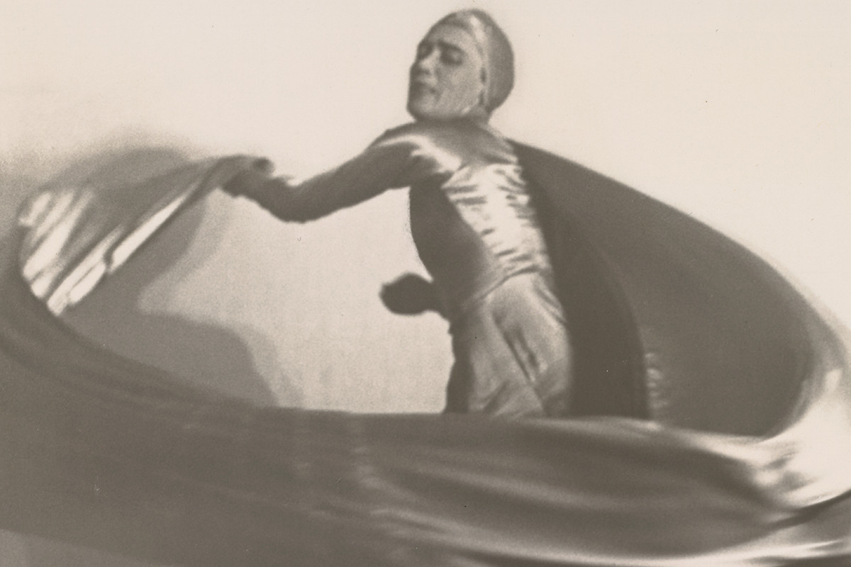 Photograph of a dancing woman in loose, flowing garments in an expressive pose. Credit: Charlotte Rudolph | Mary Wigman: Raumgestalt aus dem Zyklus Visionen, 1928 | ALBERTINA, Wien