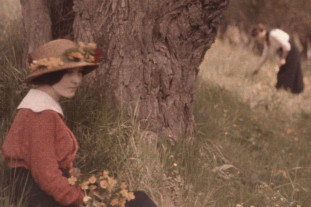 Franz Kaiser | Zwei Mädchen in einer Blumenwiese, um 1910 | ALBERTINA, Wien. Dauerleihgabe der Höheren Graphischen Bundes-Lehr- und Versuchsanstalt