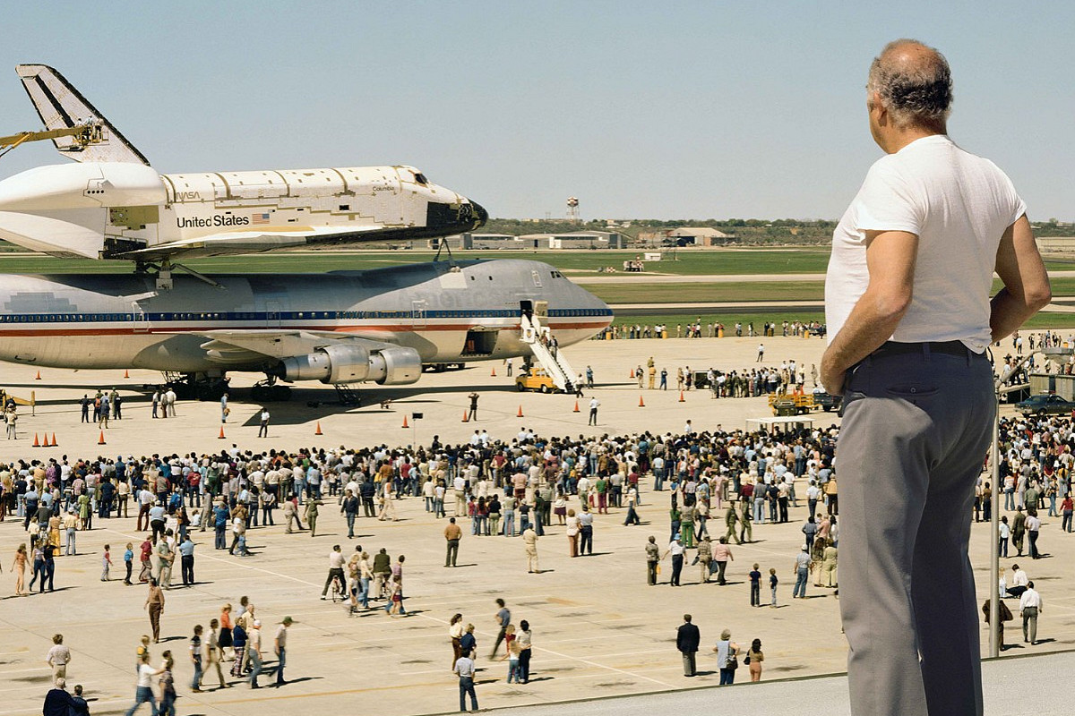 Joel Sternfeld | The Space Shuttle Columbia lands at Kelly Lackland Air Force Base, San Antonio, Texas, aus der Serie: American Prospects, März 1979 | Albertina, Wien – Schenkung Joel Sternfeld © Joel Sternfeld)