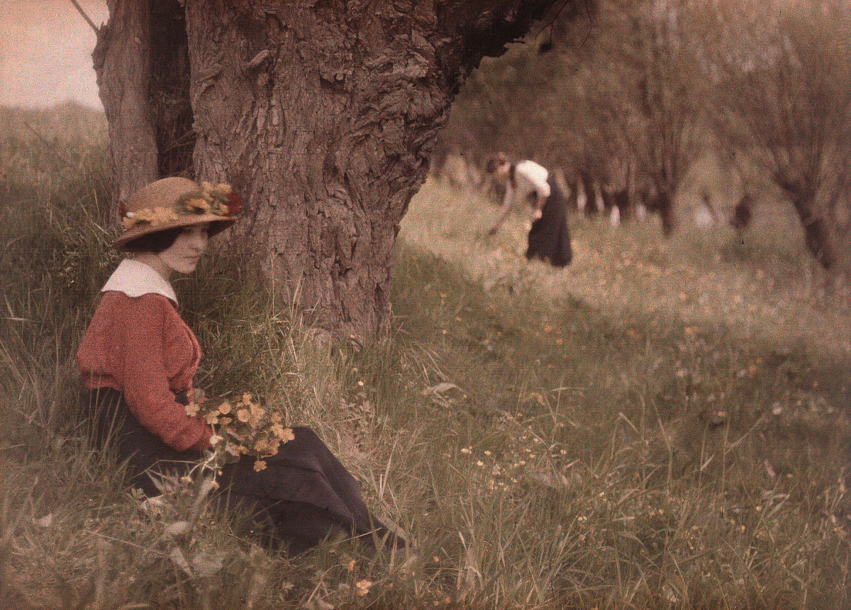 Franz Kaiser: Zwei Mädchen in einer Blumenwiese, um 1910