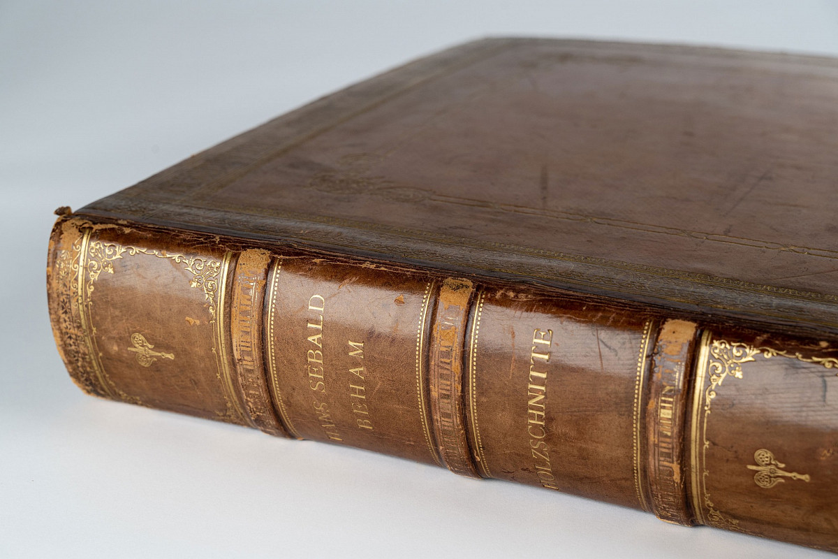 Ansicht eines historischen Druckgrafikbandes der ALBERTINA