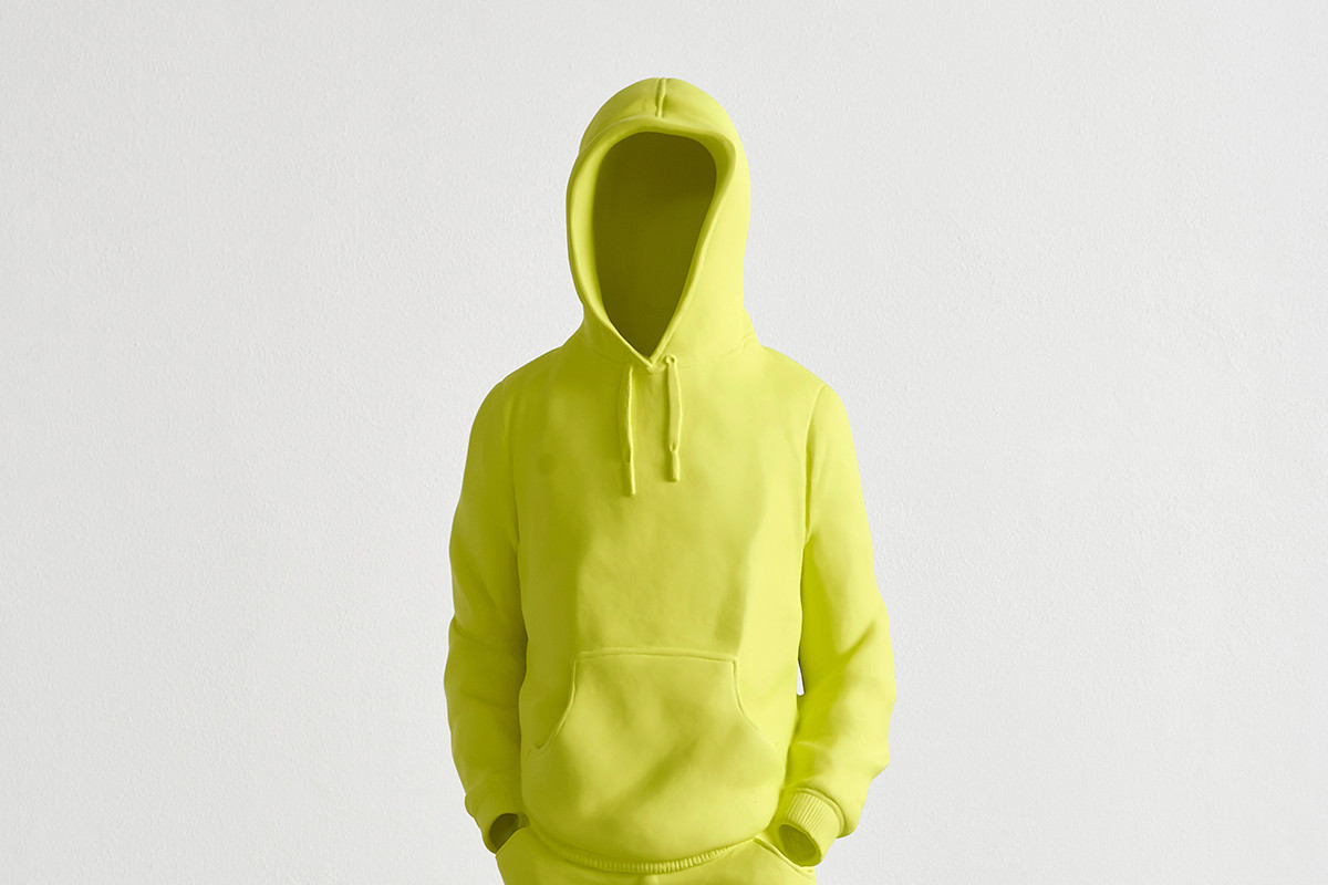 Neon yellow sculpture of a shell made of clothes consisting of sneakers, jeans and a hoody in the shape of a standing person. | Erwin Wurm | Hoody I, 2023 © Erwin Wurm / Bildrecht, Wien 2024 | Foto: Markus Gradwohl
