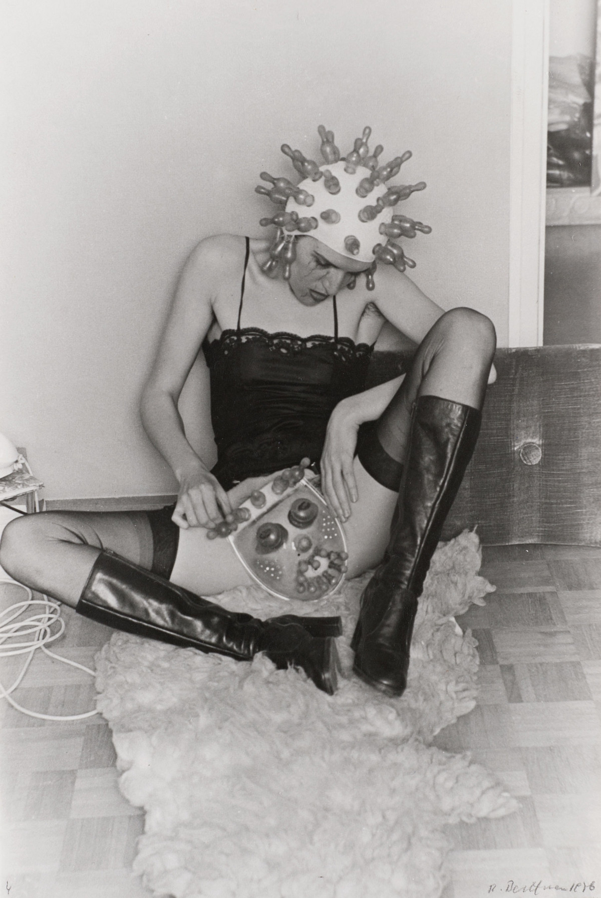 Renate Bertlmann: Zärtliche Pantomime, 1976