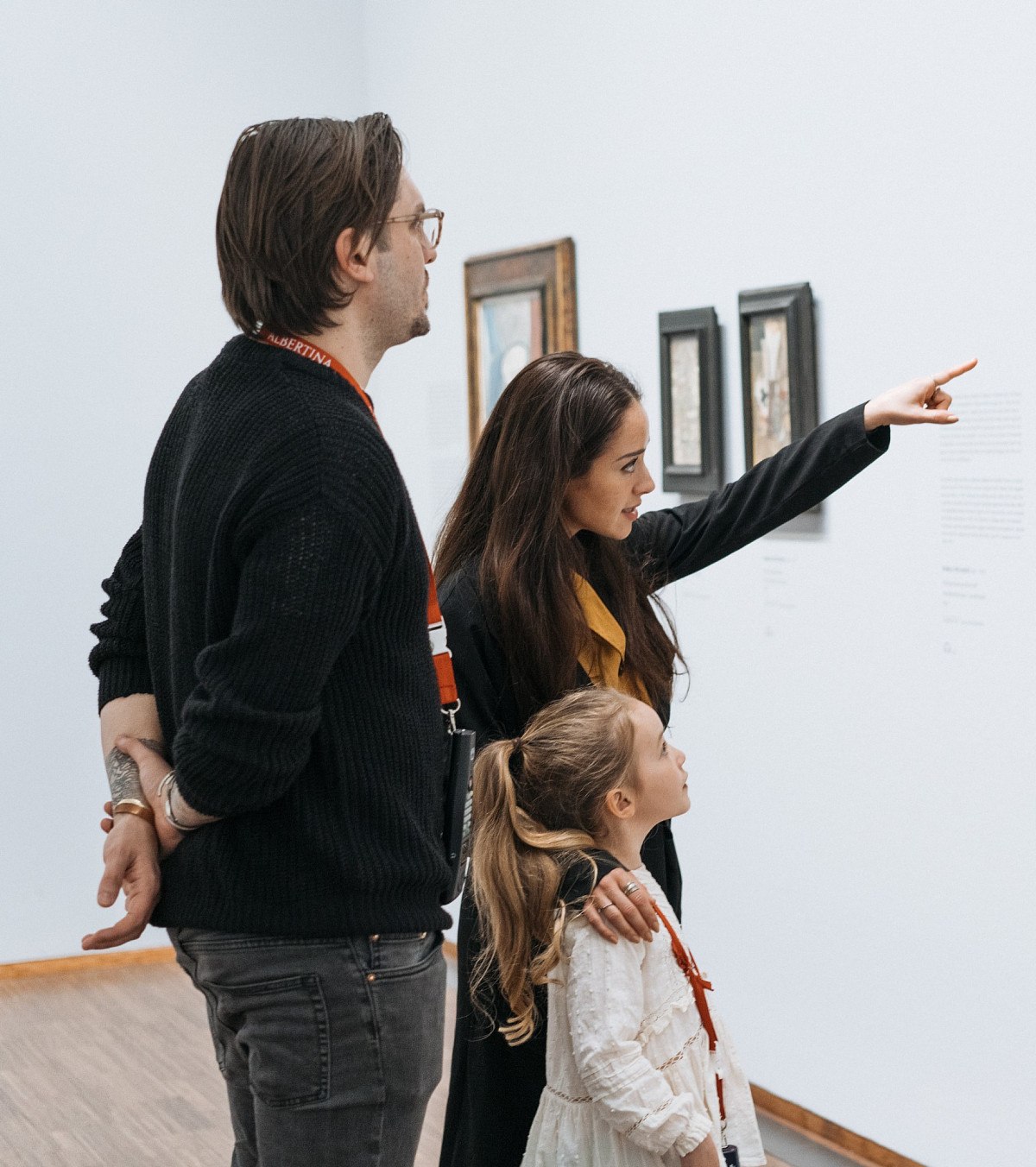 Familie im Museum | Foto © Marko Mestrovic