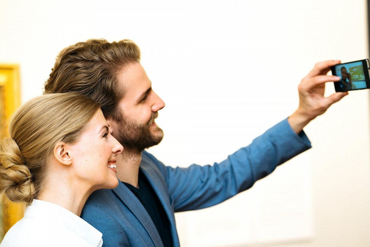 Pärchen macht Selfie vor Gemälde. | Foto © Marko Mestrovic