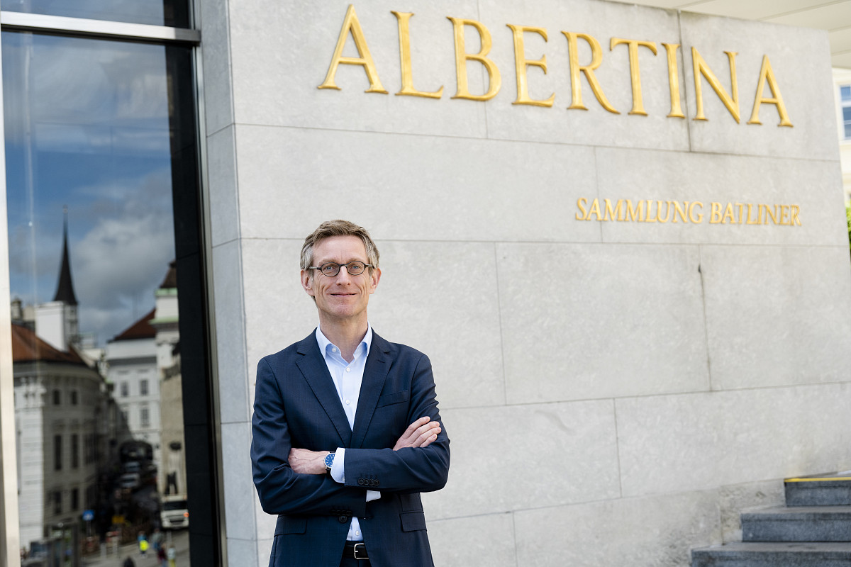 General Director Ralph Gleis stands in front of the entrance to the Albertina.