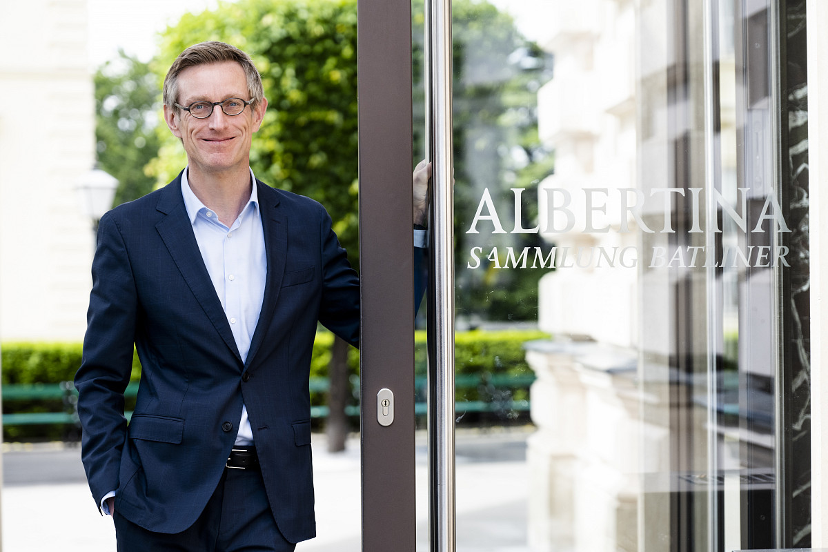 General Manager Ralph Gleis holds the entrance door to the ALBERTINA open.