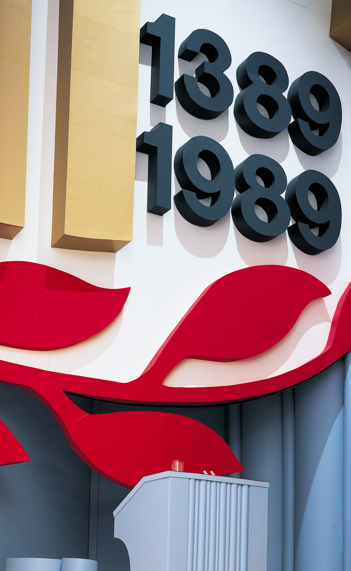 Thomas Demand: Podium, 2000