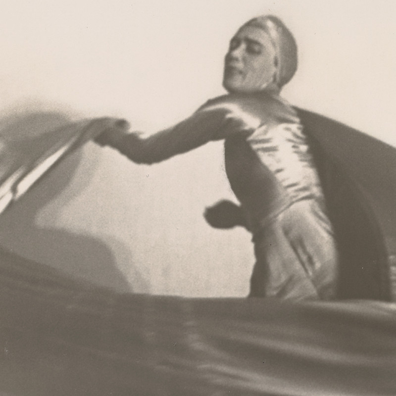Fotografie einer tanzenden Frau in weiter, fließender Kleidung in ausdrucksstarker Pose. | Credit: Charlotte Rudolph | Mary Wigman: Raumgestalt aus dem Zyklus Visionen, 1928 | ALBERTINA, Wien