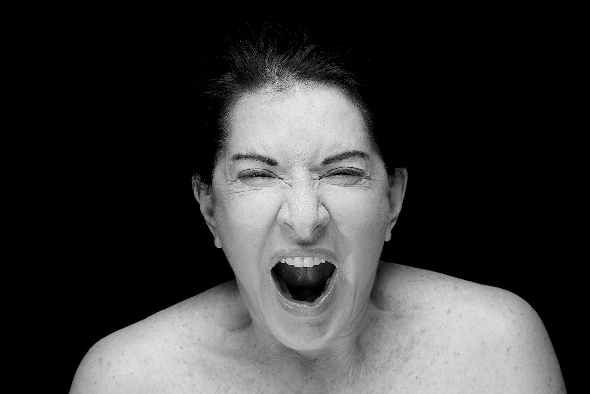 Schwarz-Weiß-Portait der Künstlerin, das sie mit offenem Mund, schreiend zeigt. Credit: Marina Abramović | Four Crosses, 2019 | Courtesy of the Marina Abramović Archives © Courtesy of the Marina Abramović Archives / Bildrecht, Wien 2025