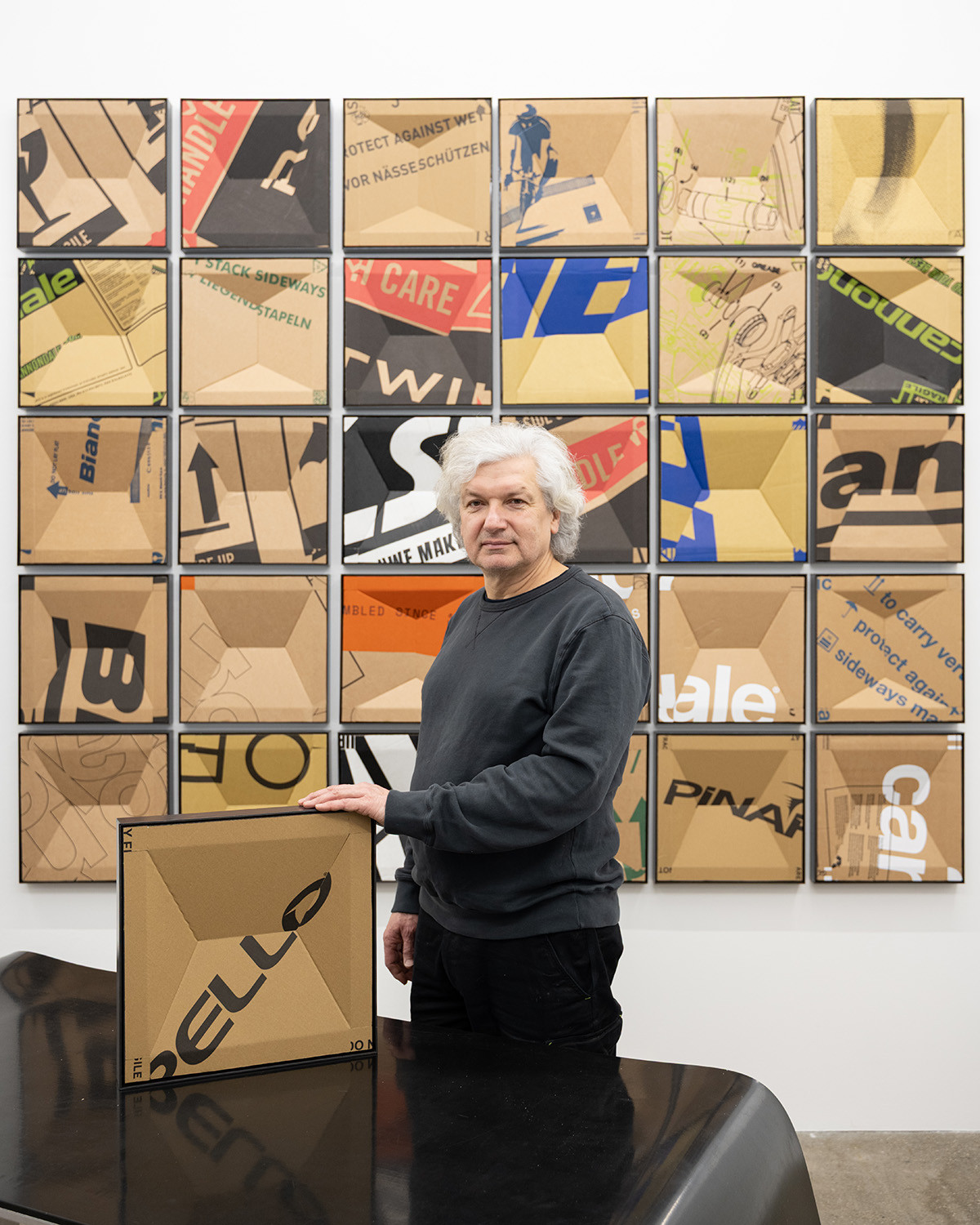 Der Künstler mit seinen Werken.