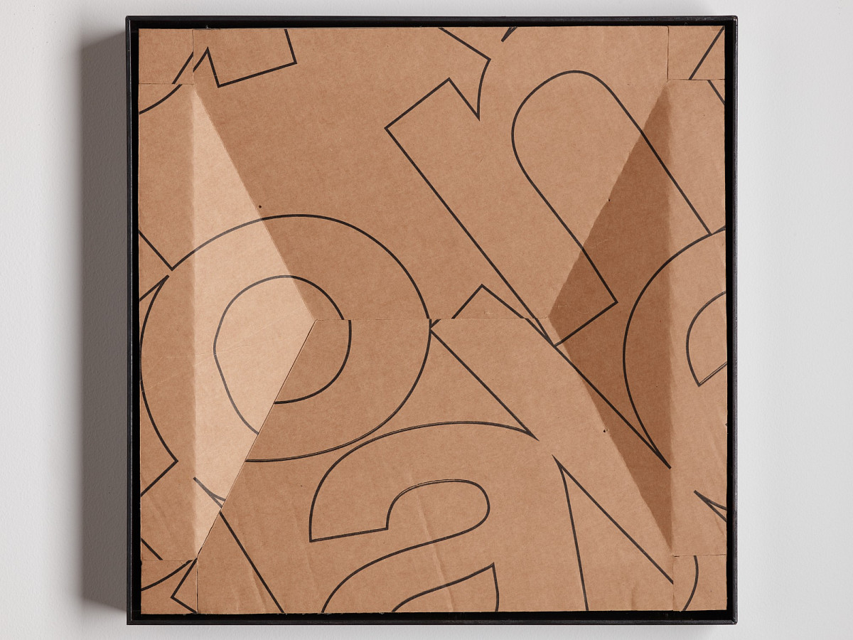 Quadratischer Karton mit buntem Print