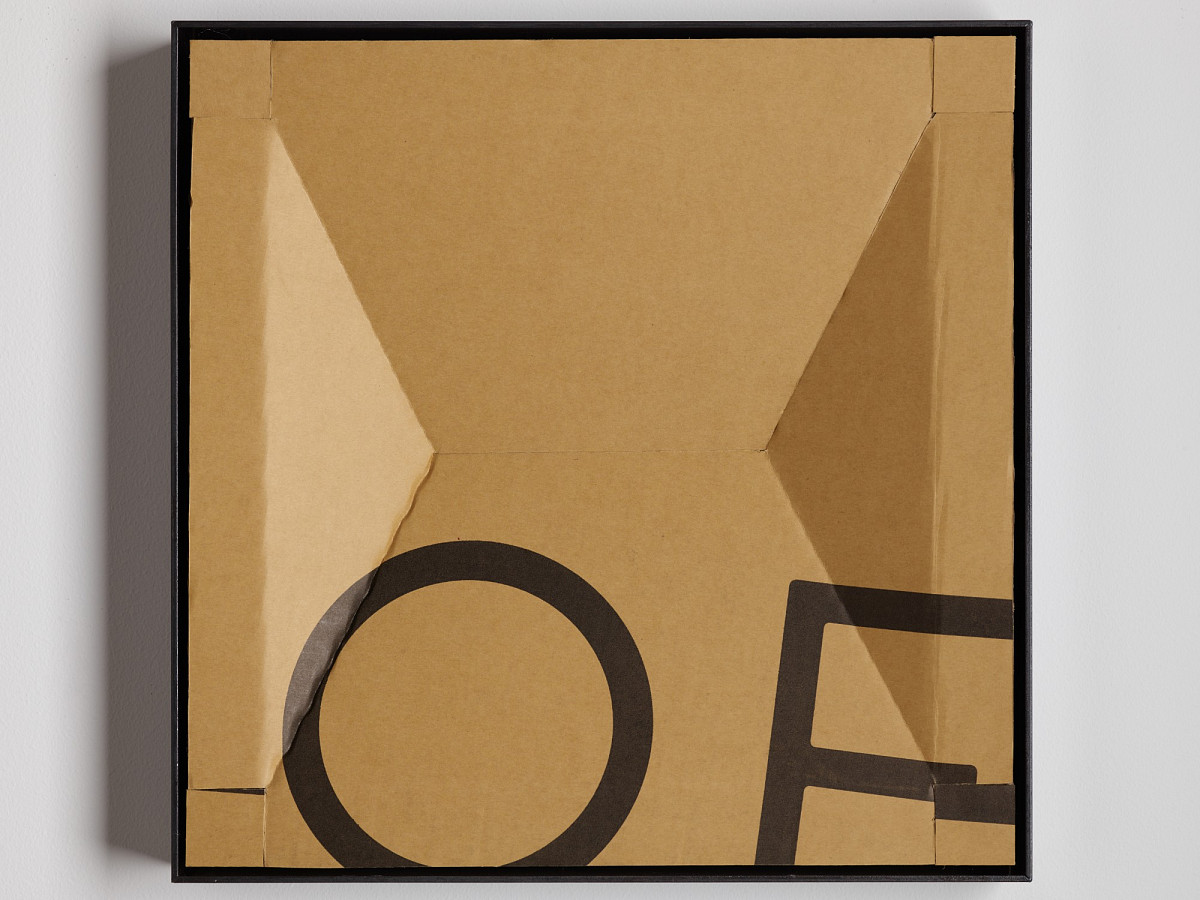 Quadratischer Karton mit buntem Print