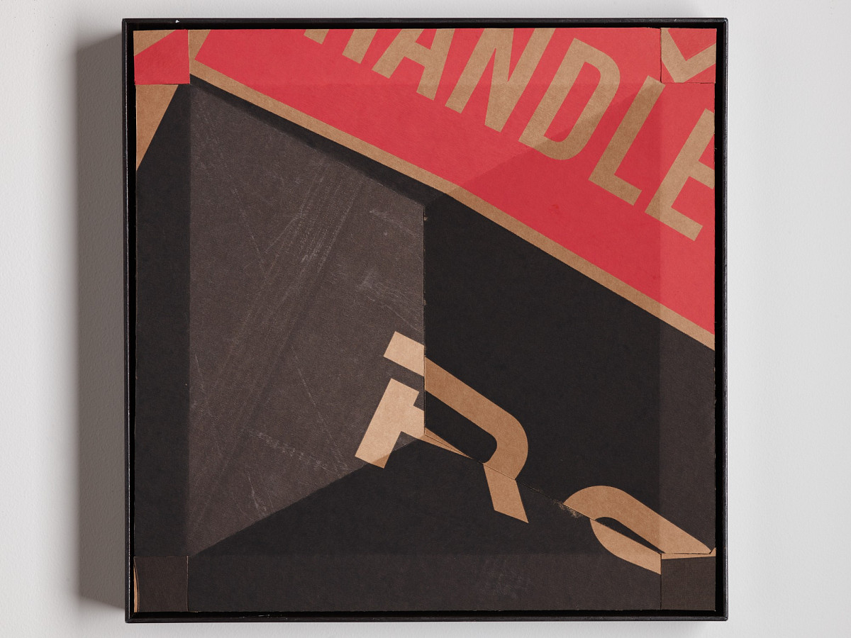 Quadratischer Karton mit buntem Print