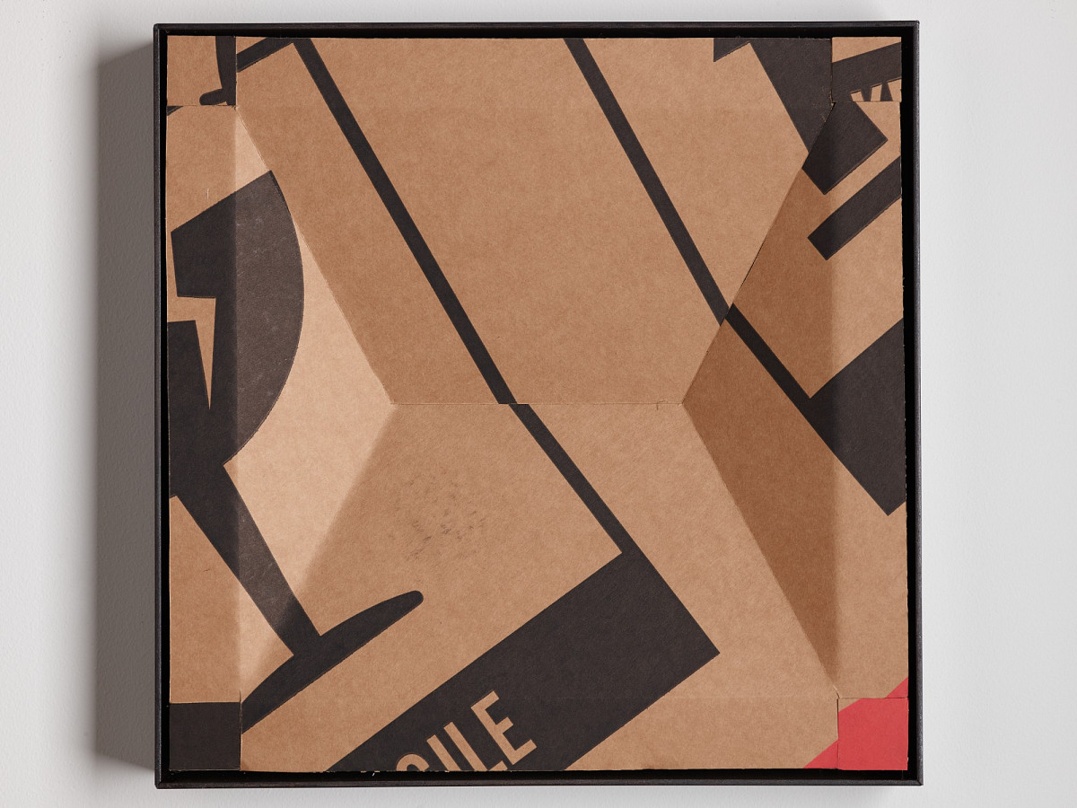 Quadratischer Karton mit buntem Print