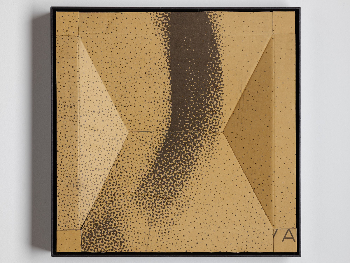 Quadratischer Karton mit buntem Print