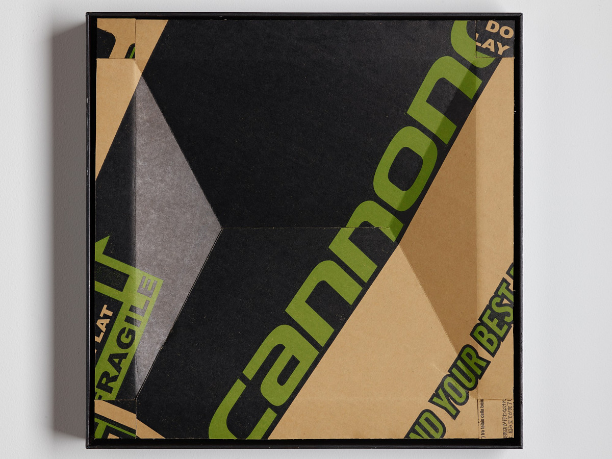 Quadratischer Karton mit buntem Print