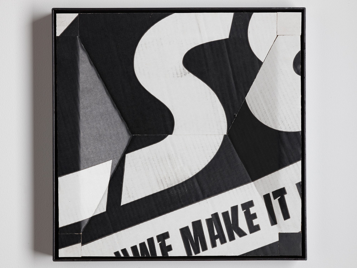 Quadratischer Karton mit buntem Print