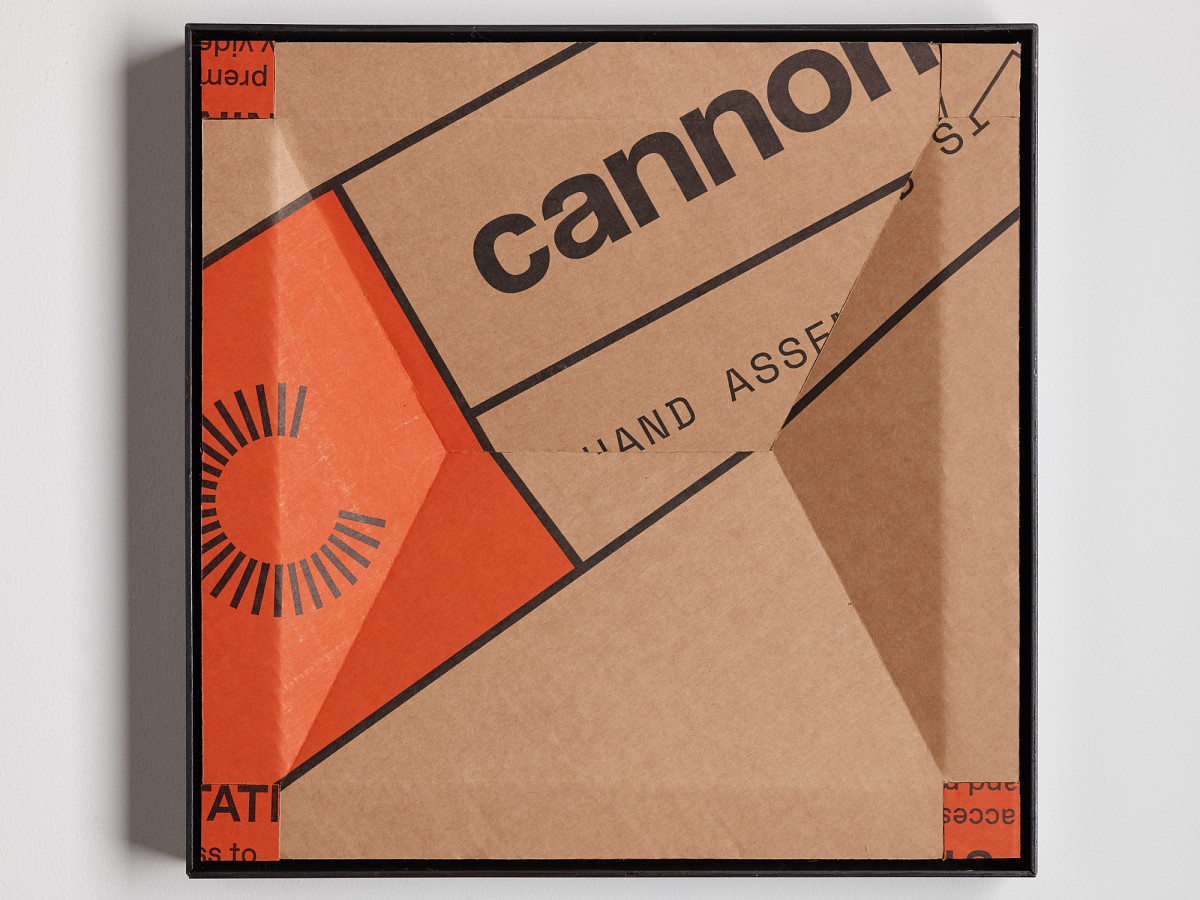 Quadratischer Karton mit buntem Print