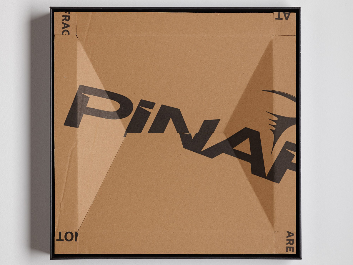 Quadratischer Karton mit buntem Print