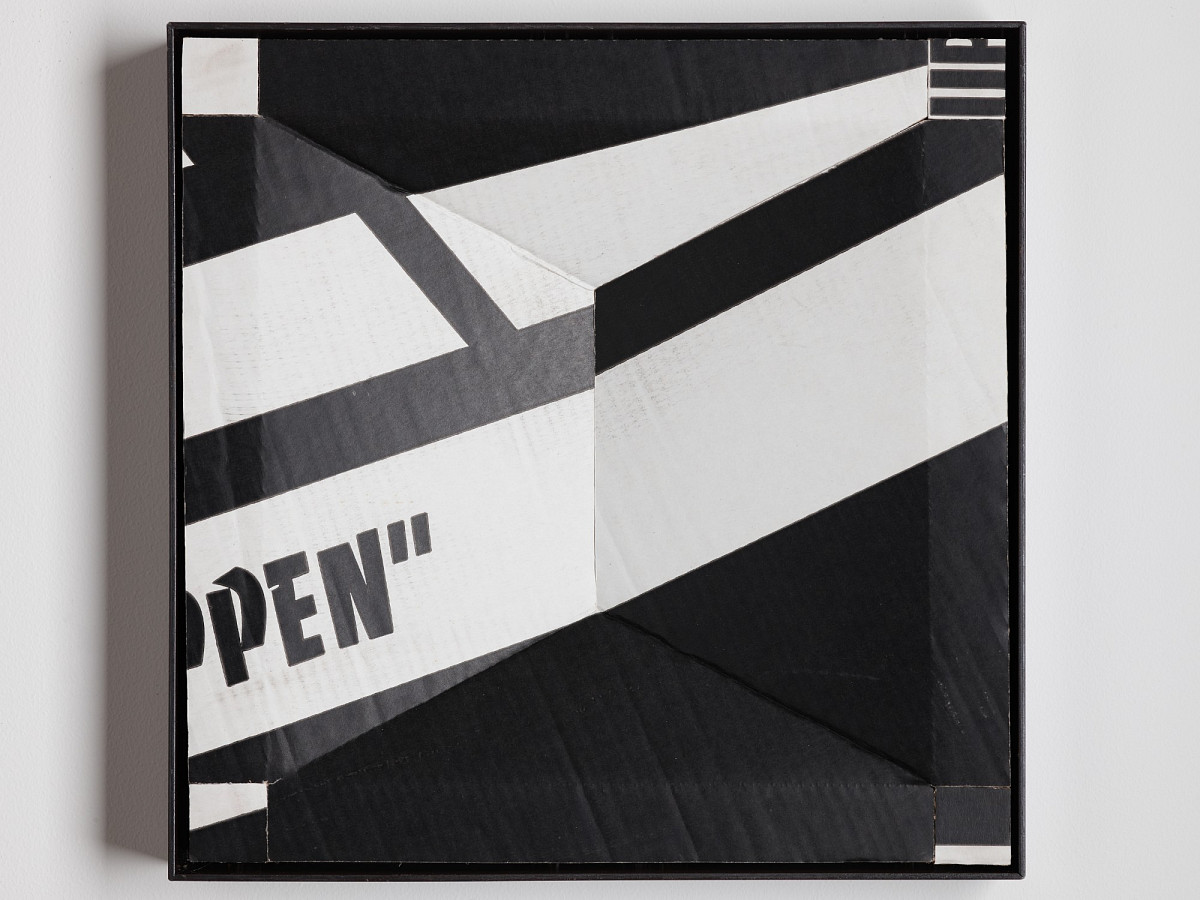 Quadratischer Karton mit buntem Print