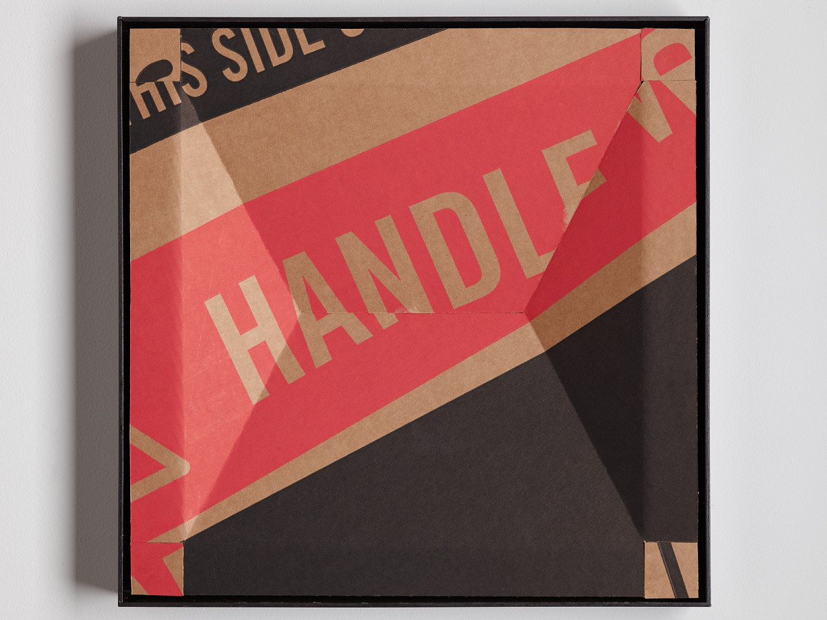 Quadratischer Karton mit buntem Print