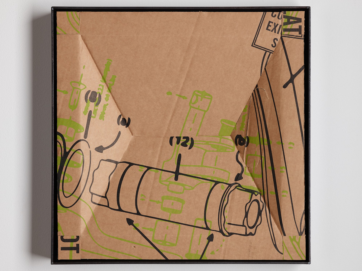 Quadratischer Karton mit buntem Print