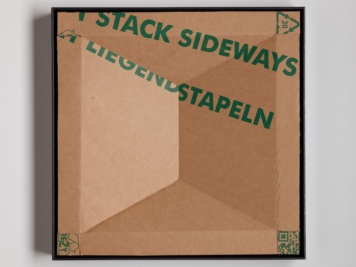 Quadratischer Karton mit buntem Print