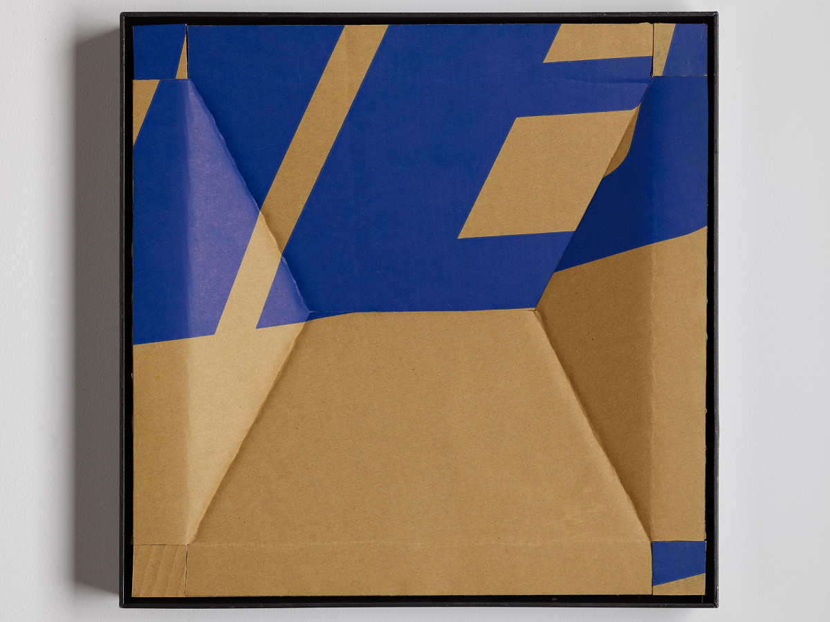 Quadratischer Karton mit buntem Print