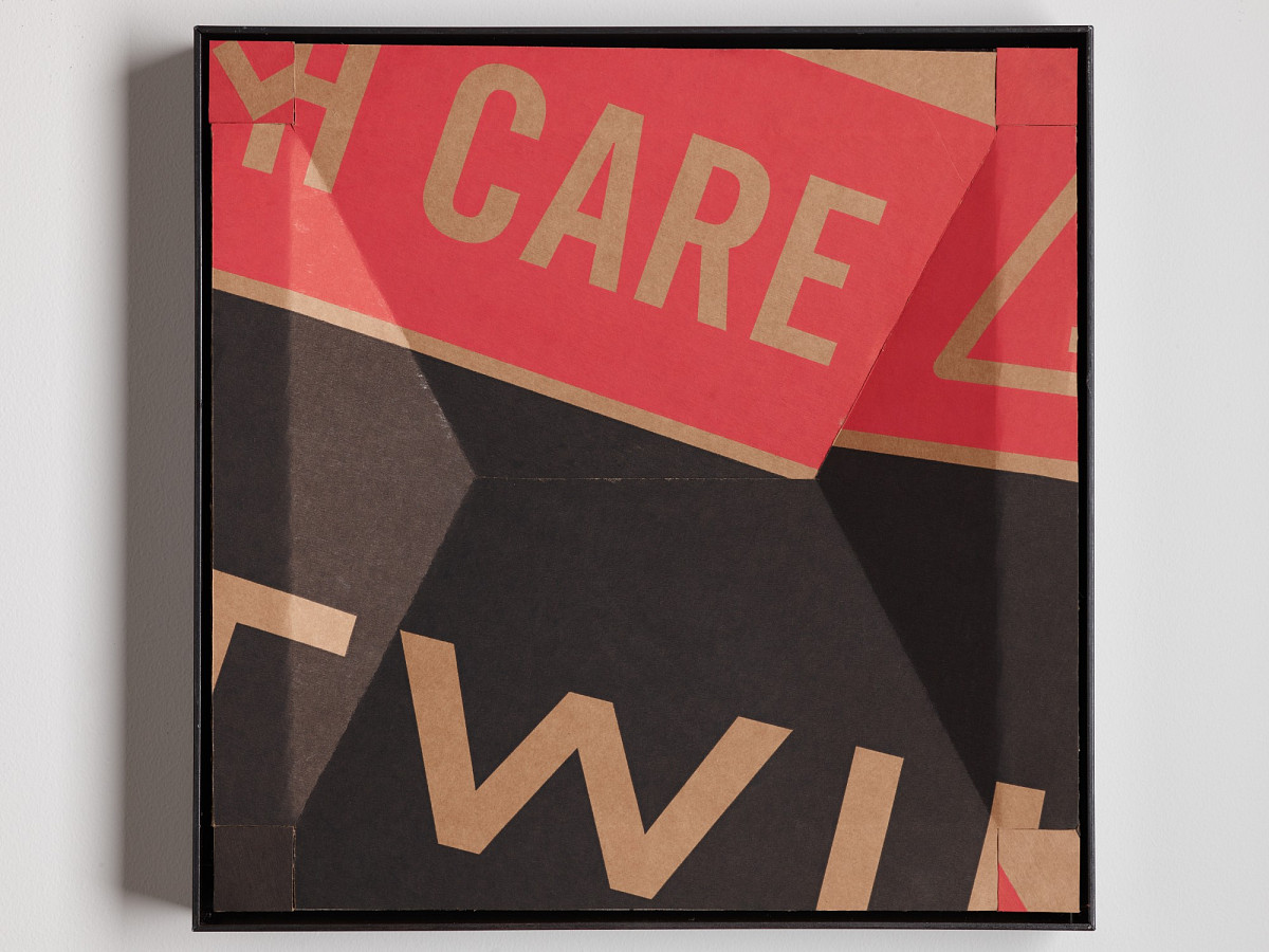 Quadratischer Karton mit buntem Print