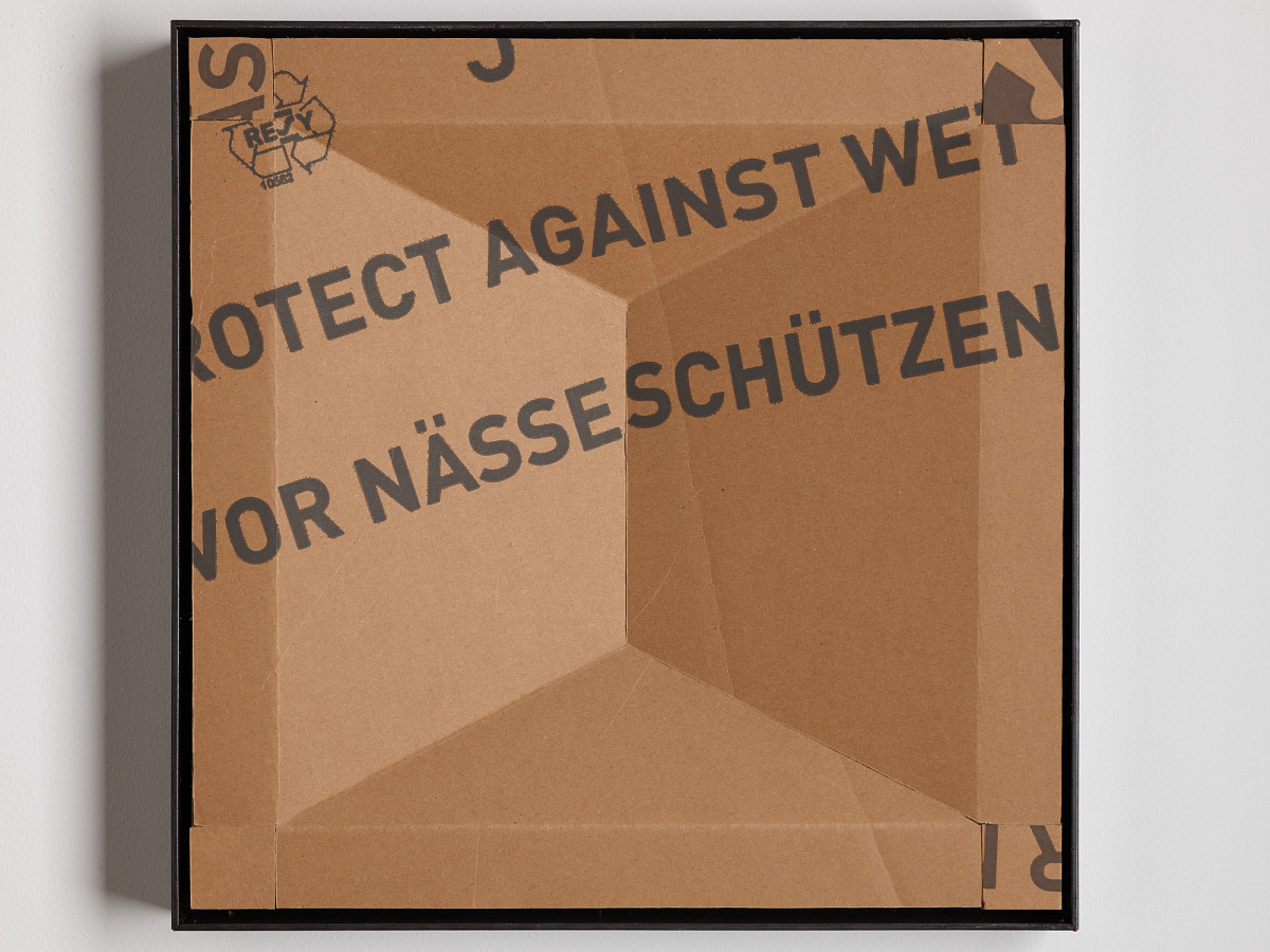 Quadratischer Karton mit buntem Print