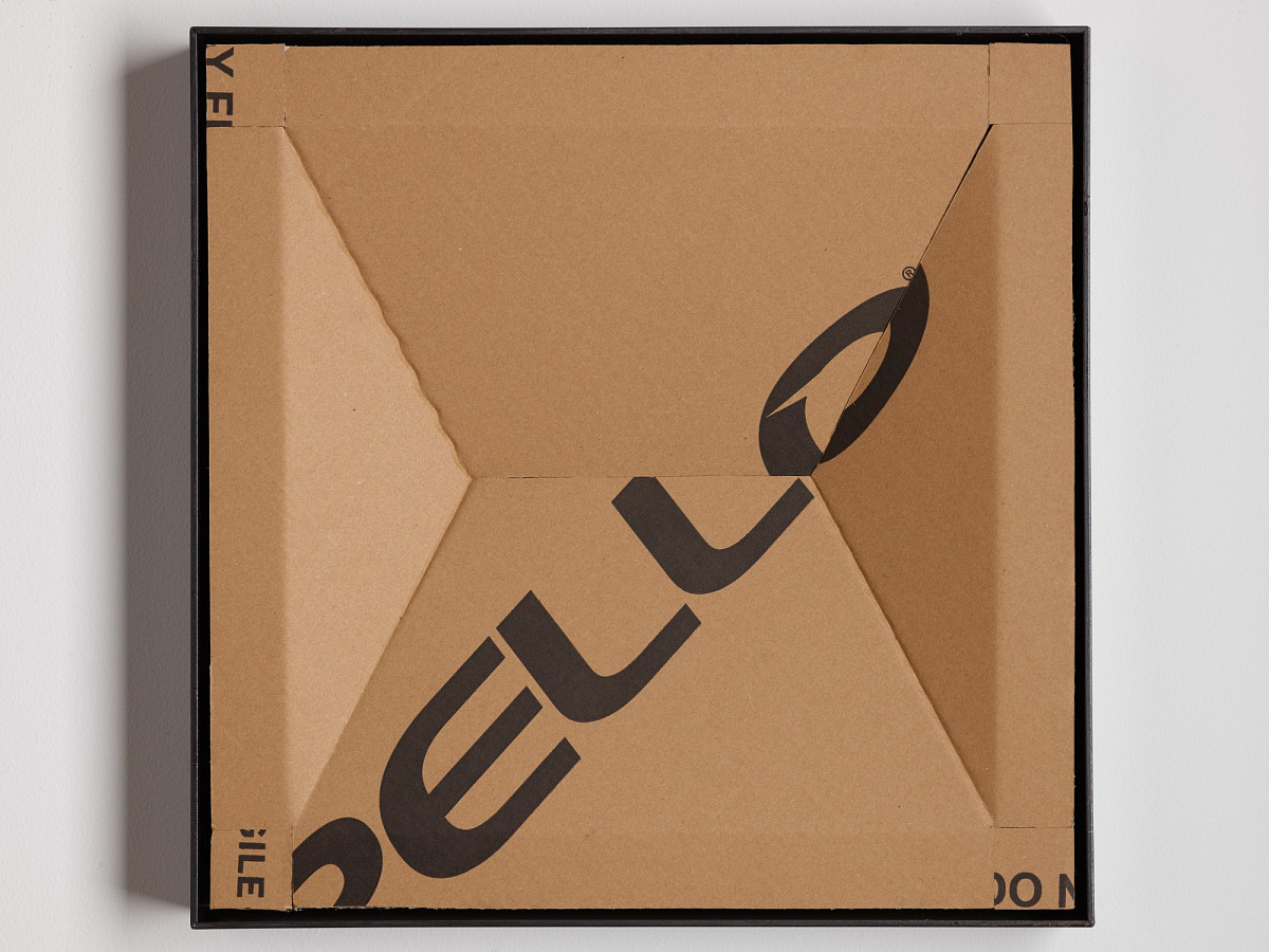 Quadratischer Karton mit buntem Print