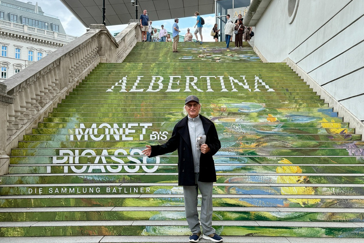 Otto steht auf der Treppe der Albertina.