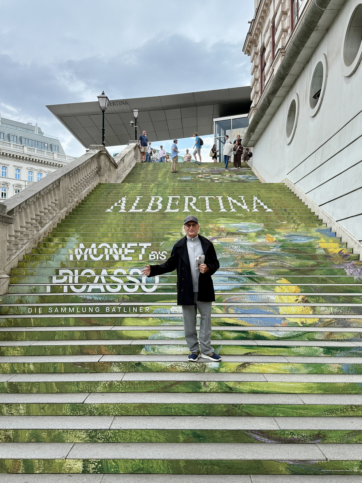 Otto standing on the stairs of the ALBERTINA museum.