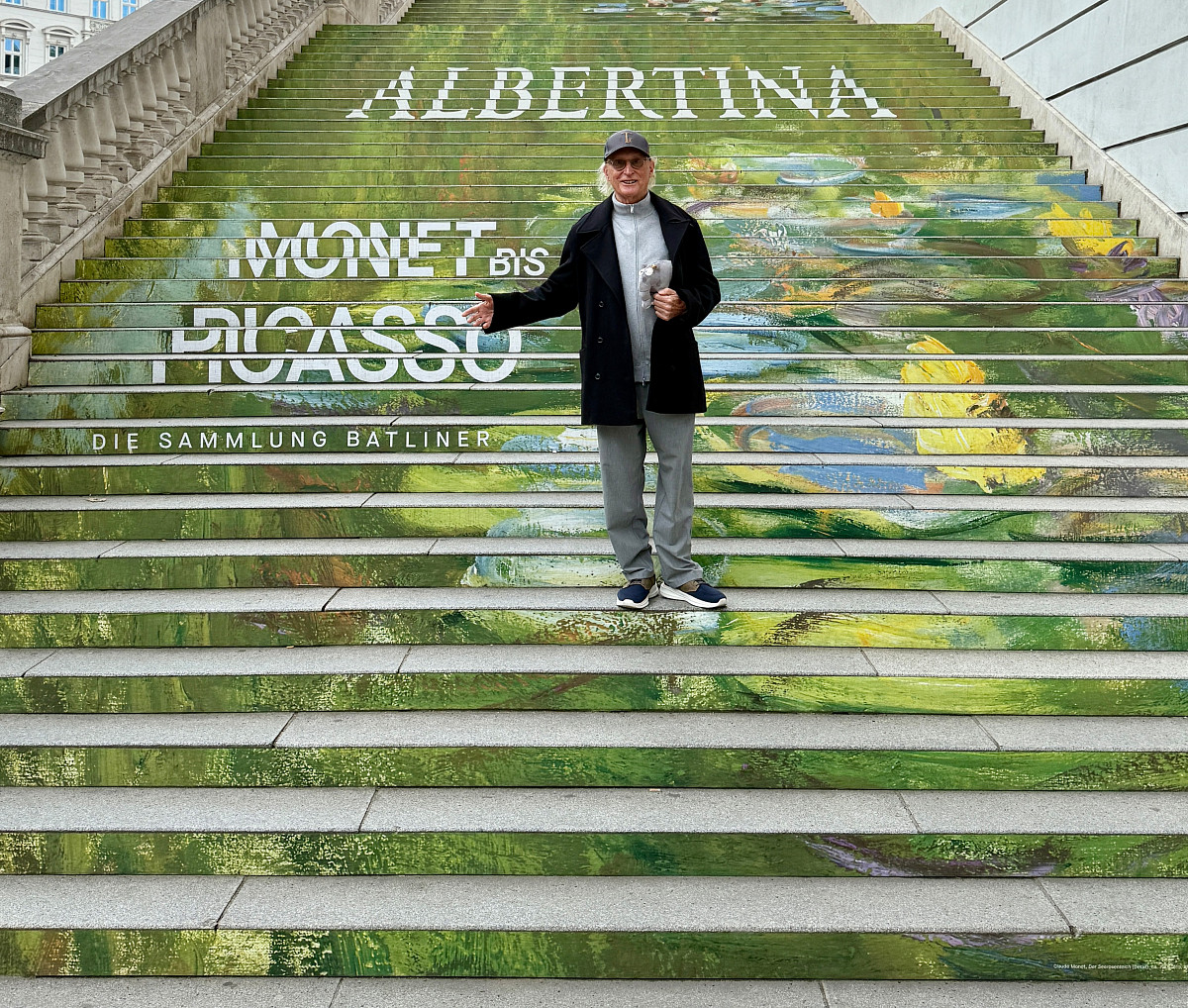 Otto steht auf der Treppe der Albertina.