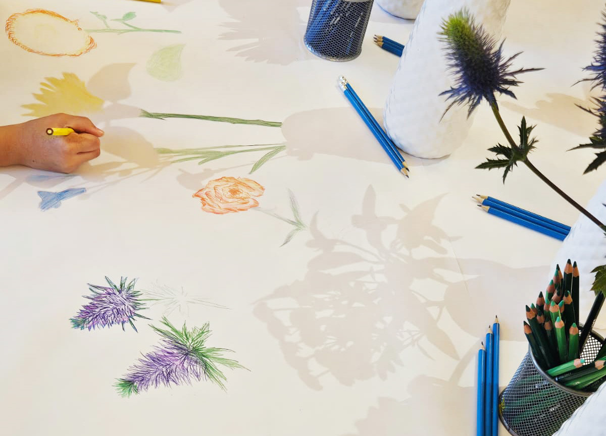 Blick auf den Zeichentisch mit Blumen