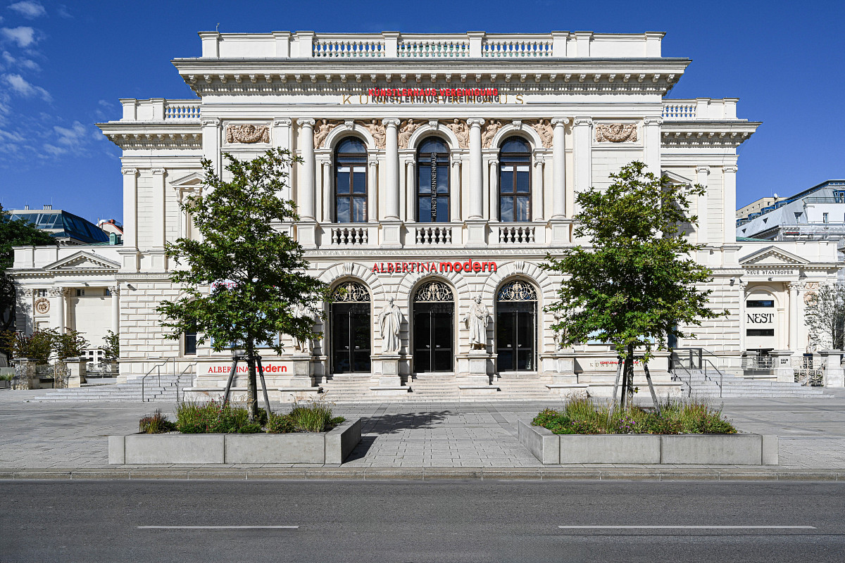 Außenansicht der ALBERTINA MODERN bei Sonnenschein © ALBERTINA, Wien. Foto: Daniel Antalfi