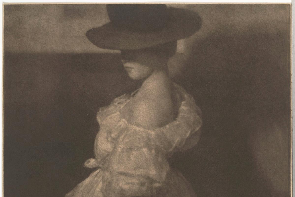 Heinrich Kühn |
Study in Tones II (Mary Warner),
Picture taken ca. 1908 |
Private collection ©Estate