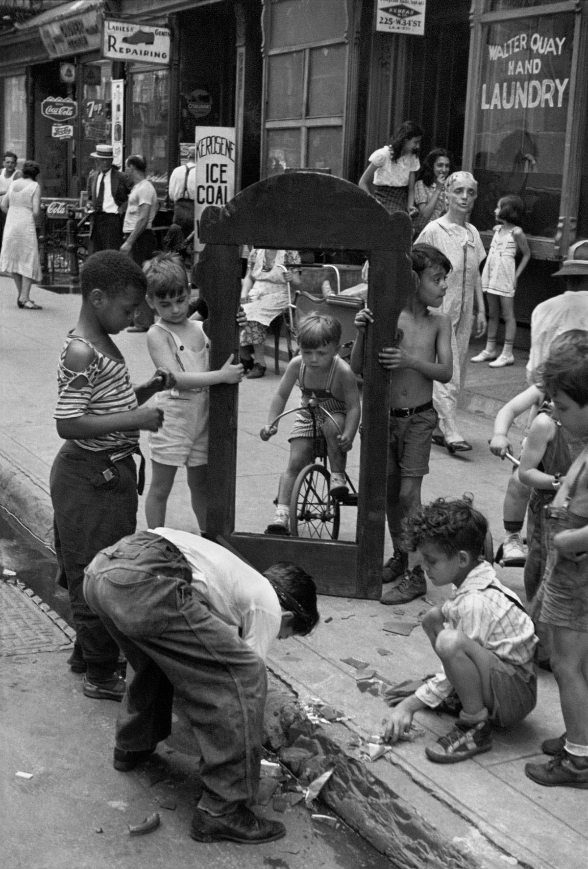 Helen Levitt: New York, 1940