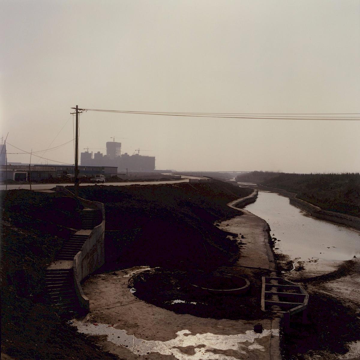 HANNES BÖCK | New Hefei, 2008 | C-Print, Maße: 30 x 40 cm | Erworben aus den Mitteln der Galerieförderung des BMUKK | Albertina, Wien