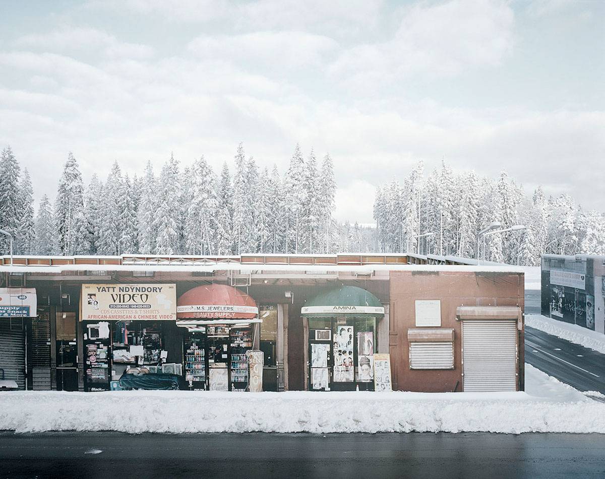 Gregor Sailer | AstaZero V, Sandhult, Schweden (aus der Serie "The Potemkin Village"), 2016 | C-Print, kaschiert auf AluDibond im Holzschattenfugenrahmen | Fotopapier: 95 × 120 cm (37 3/8 × 47 1/4 in.) | Rahmenaußenmaß: 96,6 × 121,7 × 4,3 cm |Albertina, Wien. Erwerbung aus Mitteln der Galerienförderung des BMUKK 2018 © Bildrecht, Wien, 2019