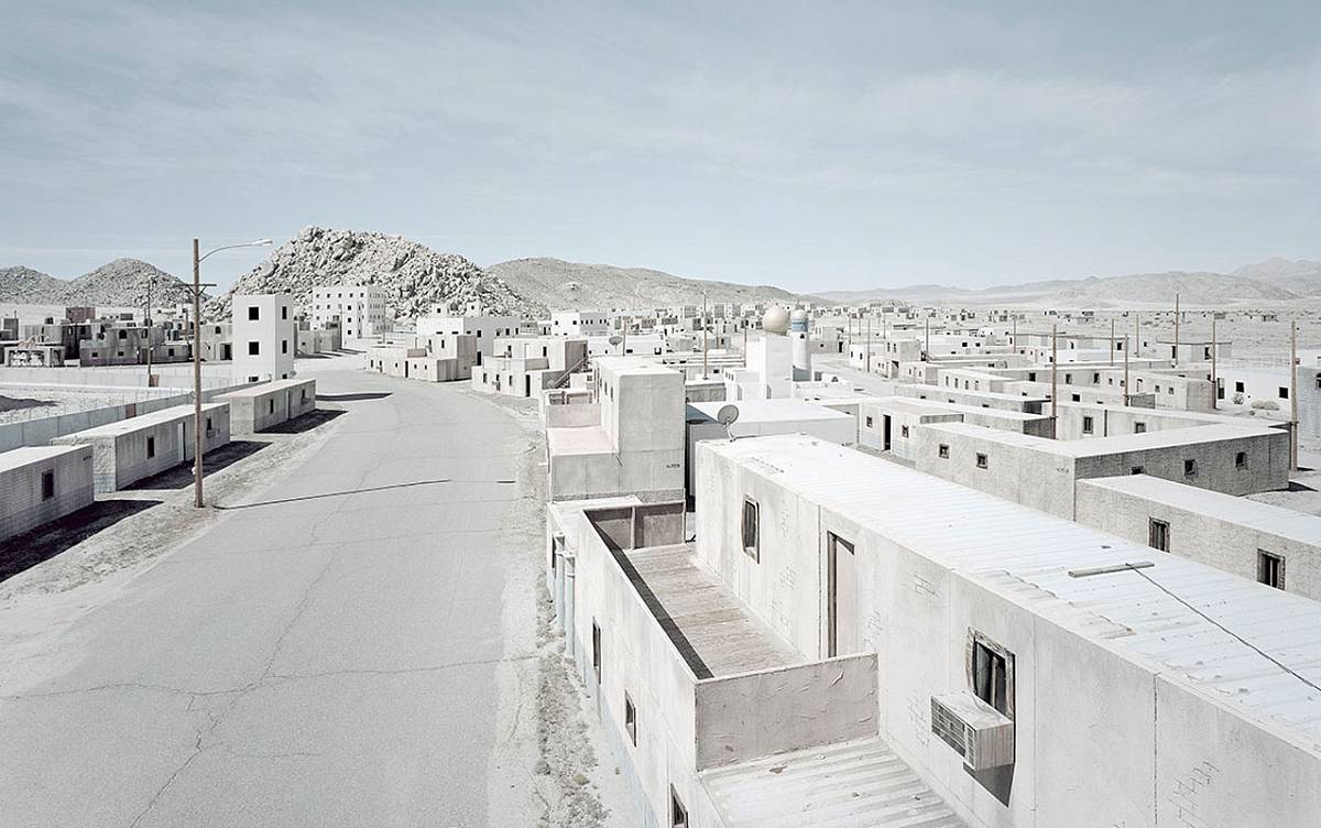 Gregor Sailer | Tiefort City IV, Fort Irwin, US Army, Mojave Desert, California, USA (aus der Serie "The Potemkin Village"), 2016 | C-Print, kaschiert auf AluDibond im Holzschattenfugenrahmen | Fotopapier: 95 × 152 cm (37 3/8 × 59 13/16 in.) | Rahmenaußenmaß: 96,6 × 153,7 × 4,3 cm | Albertina, Wien. Erwerbung aus Mitteln der Galerienförderung des BMUKK 2018 © Bildrecht, Wien, 2019