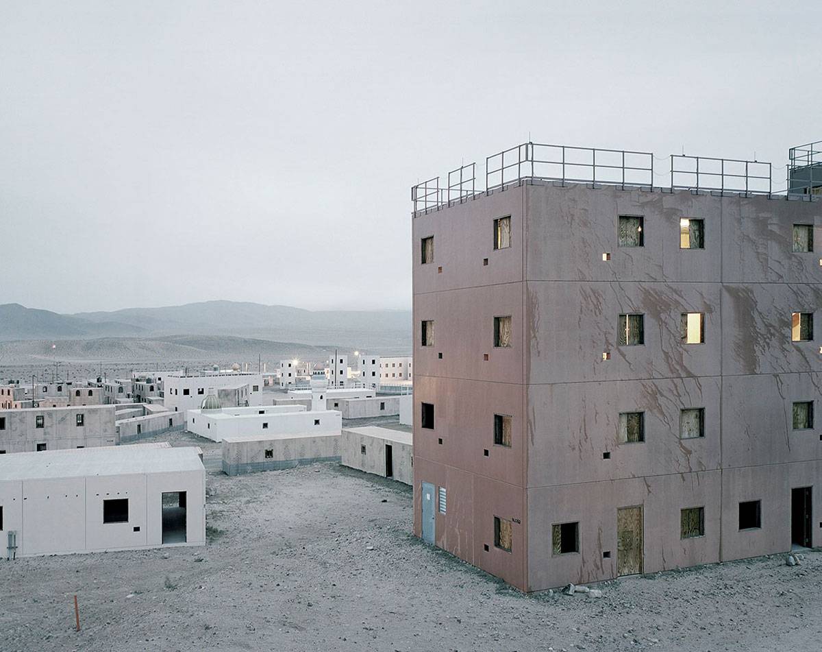 Gregor Sailer | Tiefort City VII, Fort Irwin, US Army, Mojave Desert, California, USA (aus der Serie "The Potemkin Village"), 2016 | C-Print, kaschiert auf AluDibond im Holzschattenfugenrahmen | Fotopapier: 95 × 120 cm (37 3/8 × 47 1/4 in.) | Rahmenaußenmaß: 96,6 × 121,7 × 4,3 cm | Albertina, Wien. Erwerbung aus Mitteln der Galerienförderung des BMUKK 2018 © Bildrecht, Wien, 2019